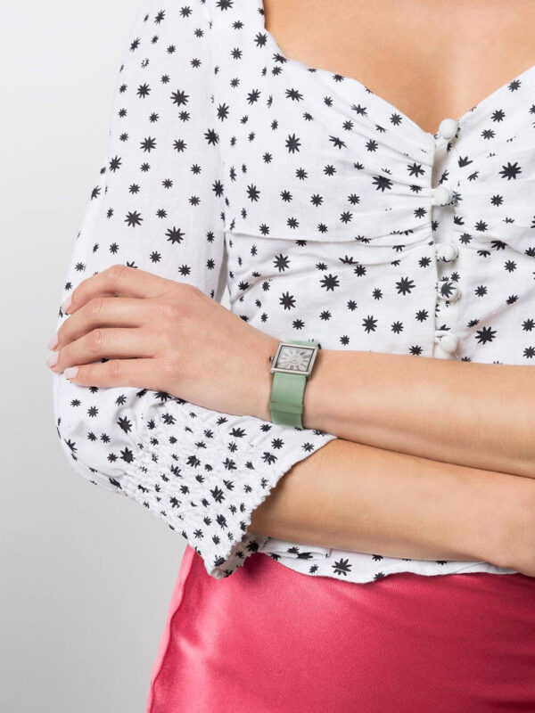Fitbit Versa 3 unisex smart watch in black - Image 4