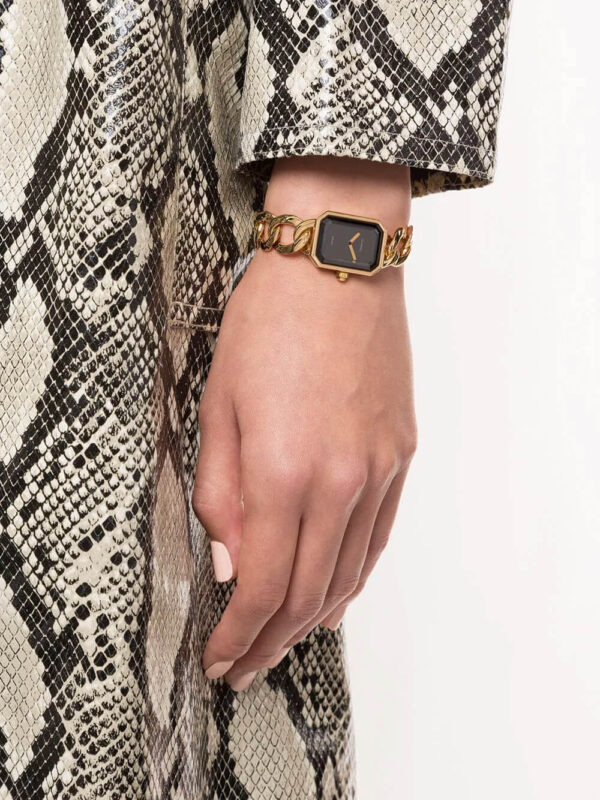 Fitbit Versa 3 unisex smart watch in black - Image 3